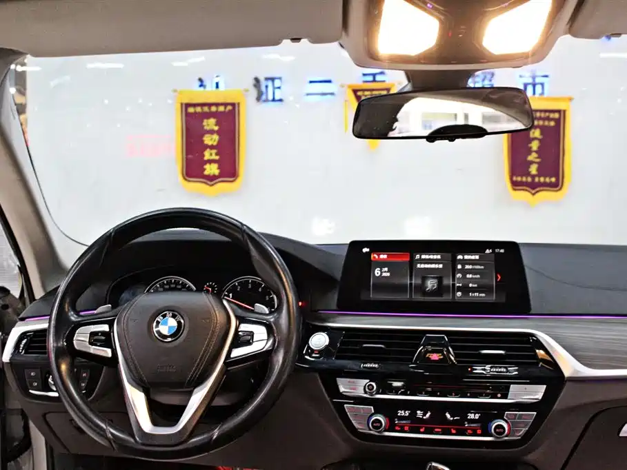 BMW 5 Series 2018 — фото 10