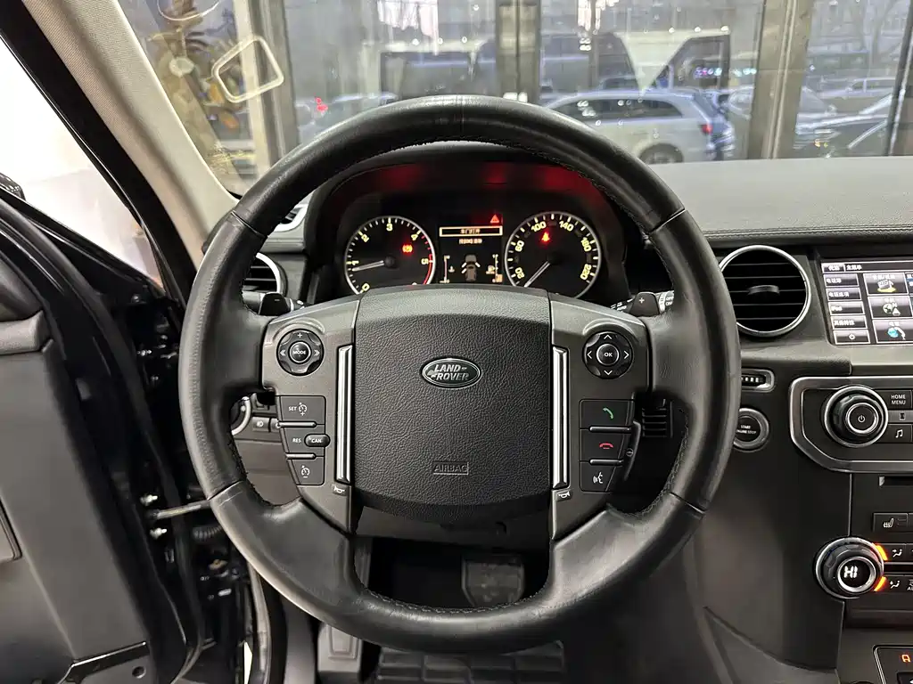 Land Rover Discovery 2015 — фото 14
