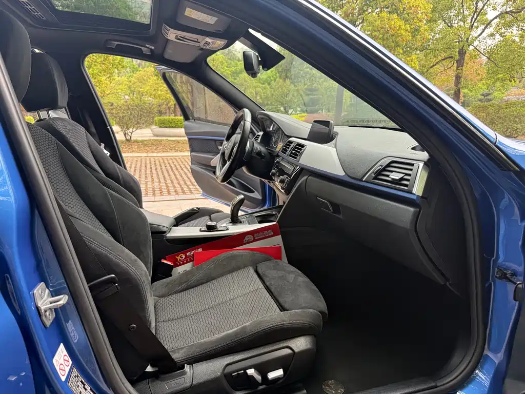 BMW 3 Series 2018 — фото 11