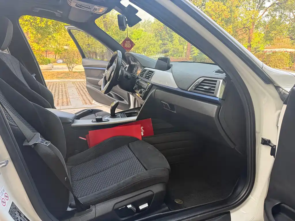 BMW 3 Series 2018 — фото 11