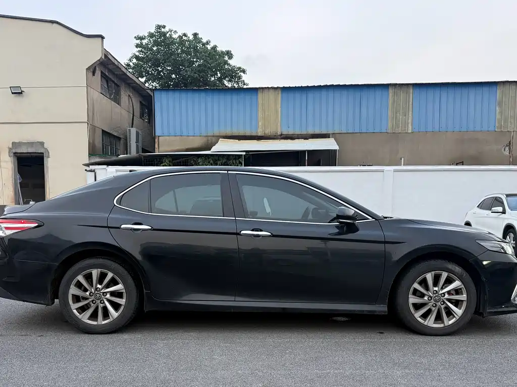 Toyota Camry 2022 — фото 11