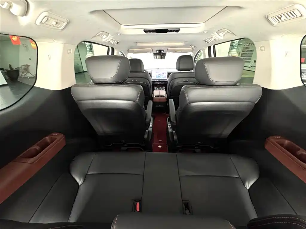 GAC Motor E8 PHEV 2025 — фото 13