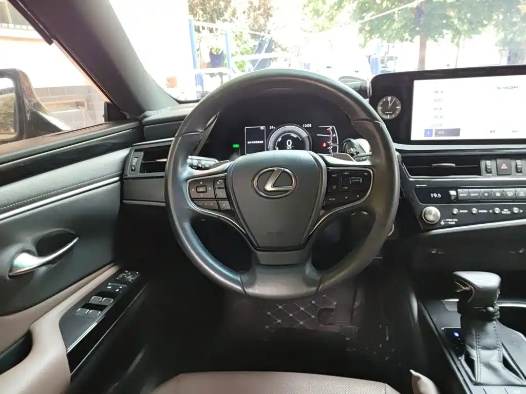 Lexus ES 2023