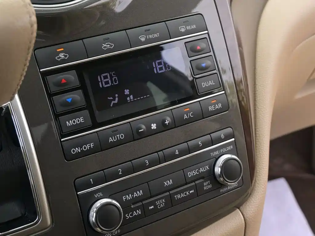 Nissan Quest 2015 — фото 15