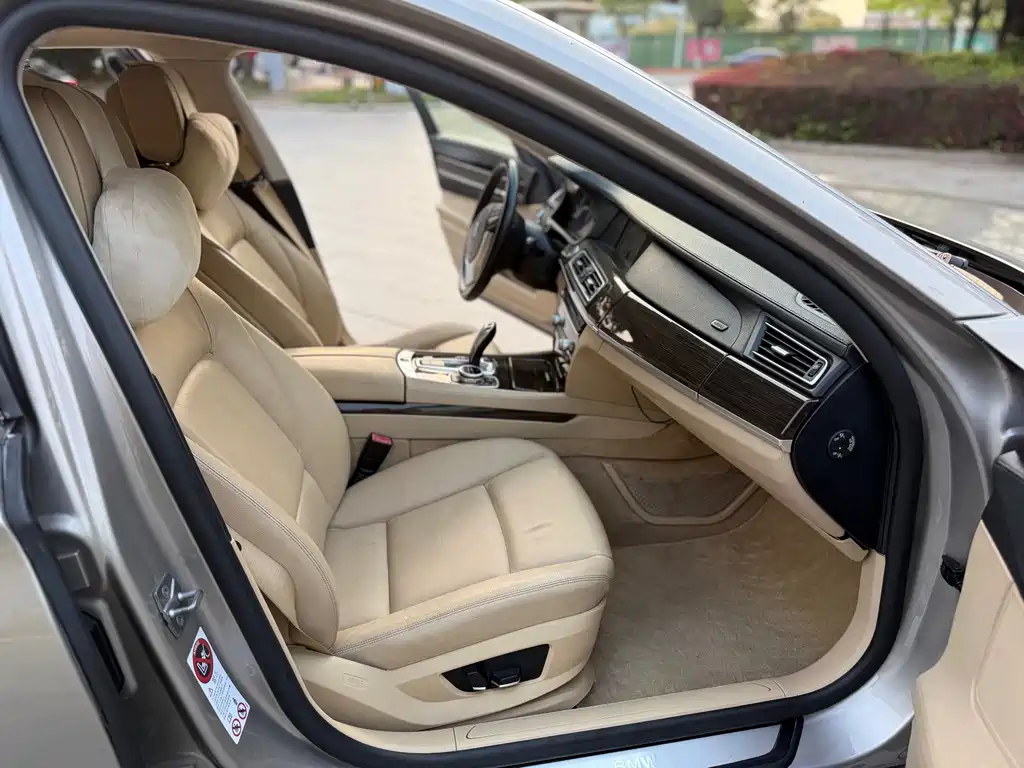 BMW 7 Series 2011 — фото 12