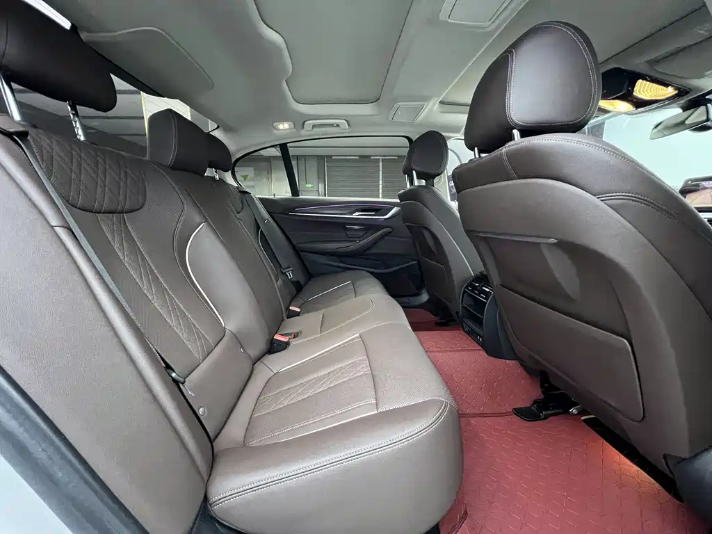 BMW 5 Series 2021 — фото 10