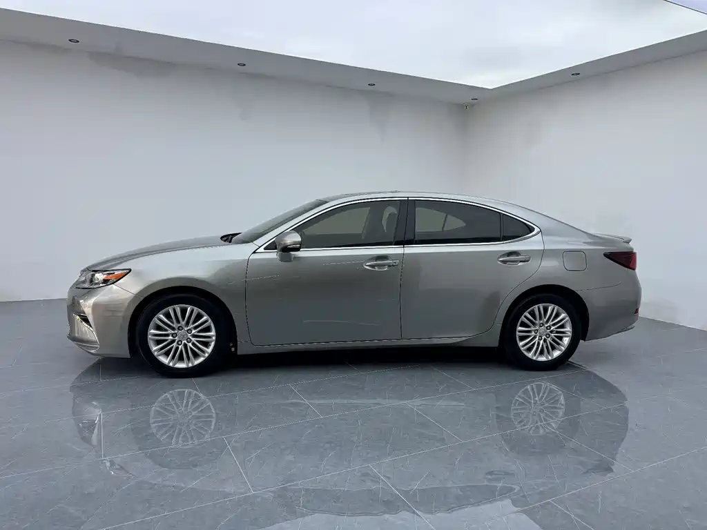 Lexus ES 2017 — фото 12