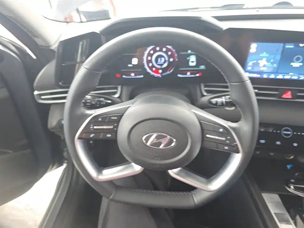 Hyundai Elantra 2023 — фото 11