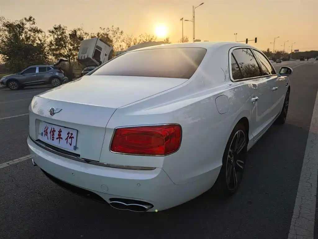Bentley Flying Spur 2018 — фото 16