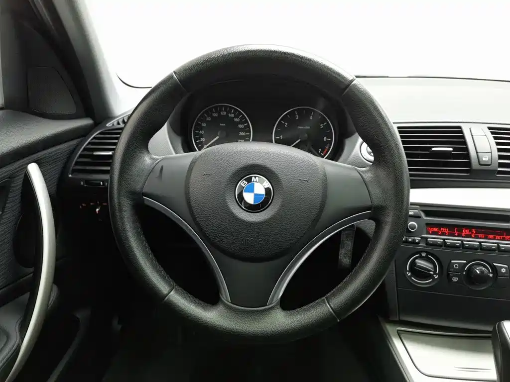 BMW 1 Series 2010 — фото 11