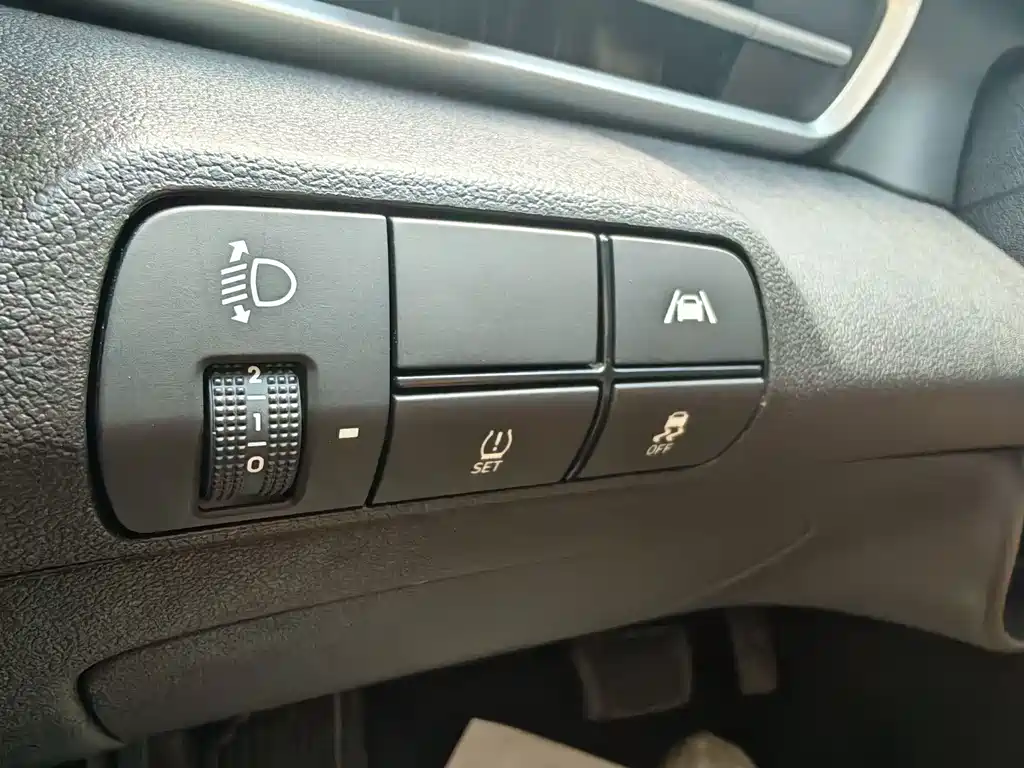 Hyundai Elantra 2023 — фото 18