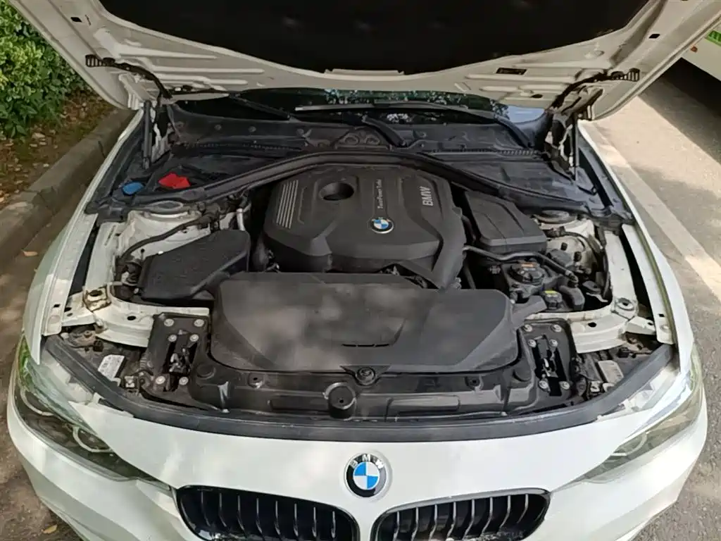BMW 3 Series 2018 — фото 20