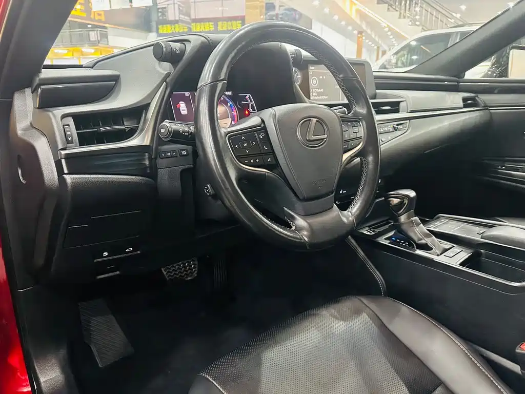 Lexus ES 2018 — фото 15