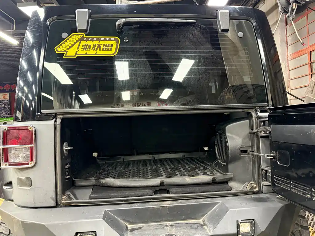 Jeep Wrangler 2012 — фото 28