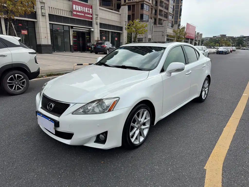 Lexus IS 2011