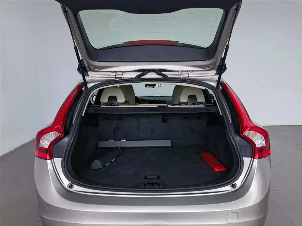 Volvo V60 2014 — фото 16
