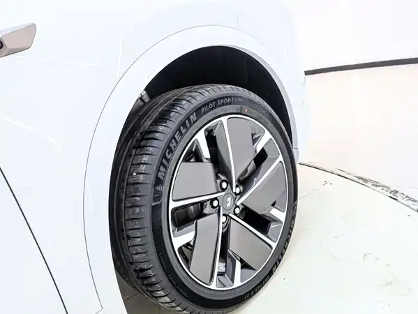 Li Auto L9 2025