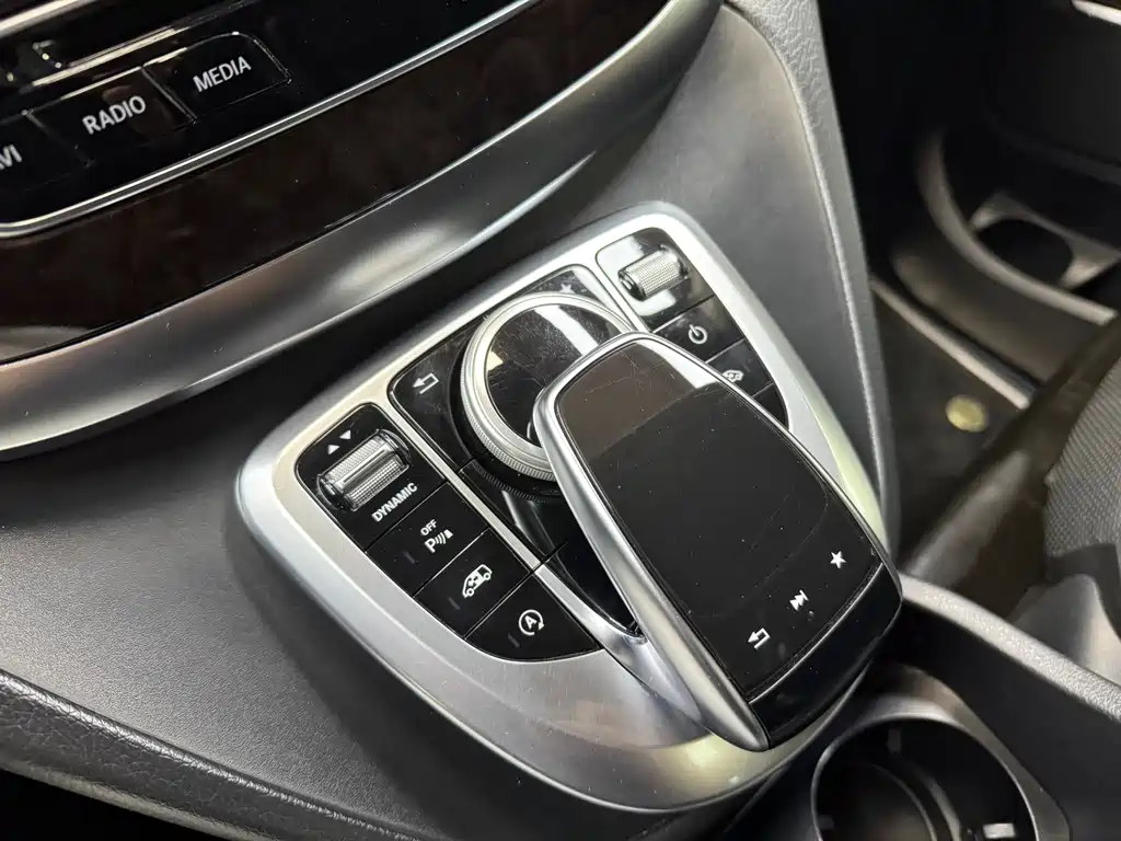 Mercedes-Benz V-Class 2018 — фото 27