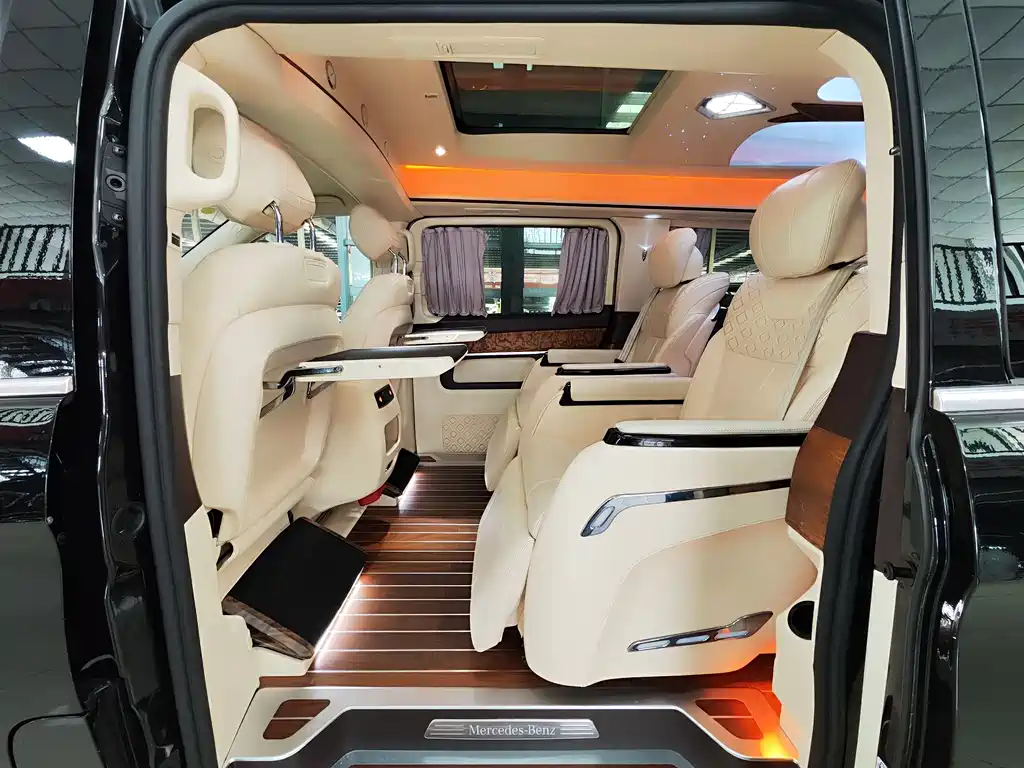 Mercedes-Benz V-Class 2019 — фото 11