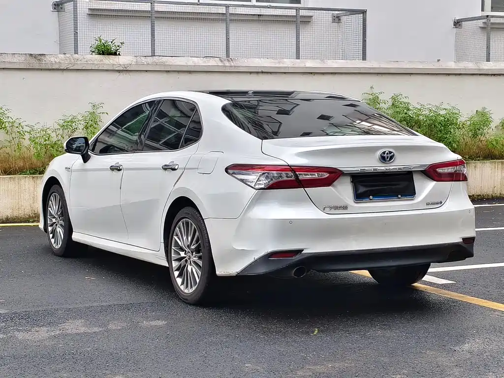 Toyota Camry 2019 — фото 13