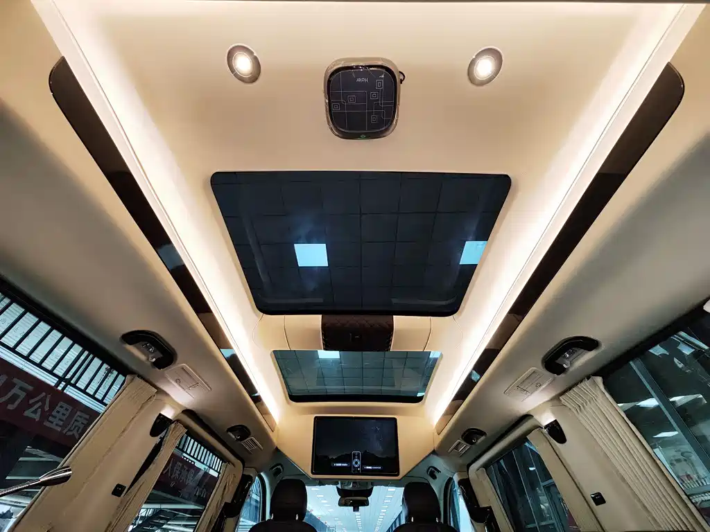 Mercedes-Benz V-Class 2018 — фото 27