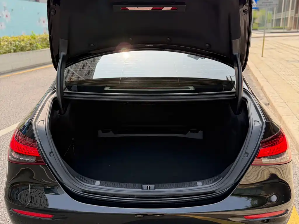 Mercedes-Benz E-Class 2023 — фото 17