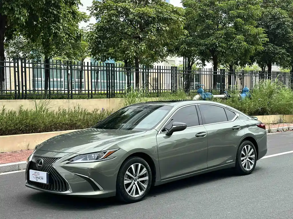 Lexus ES 2020 — фото 1
