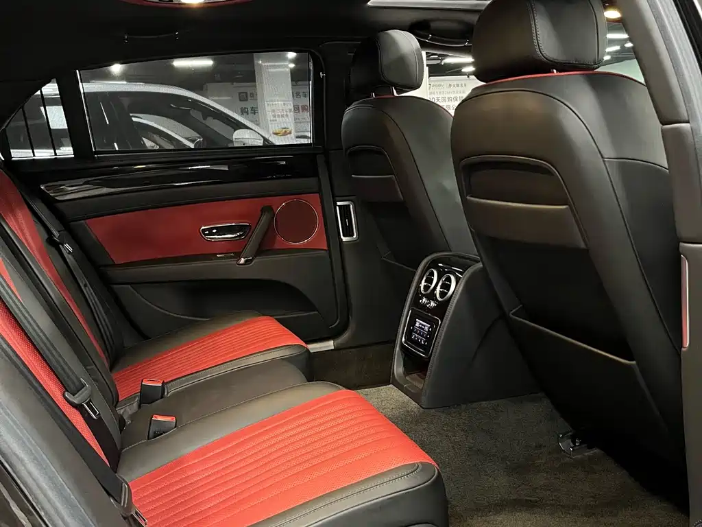 Bentley Flying Spur 2017 — фото 15