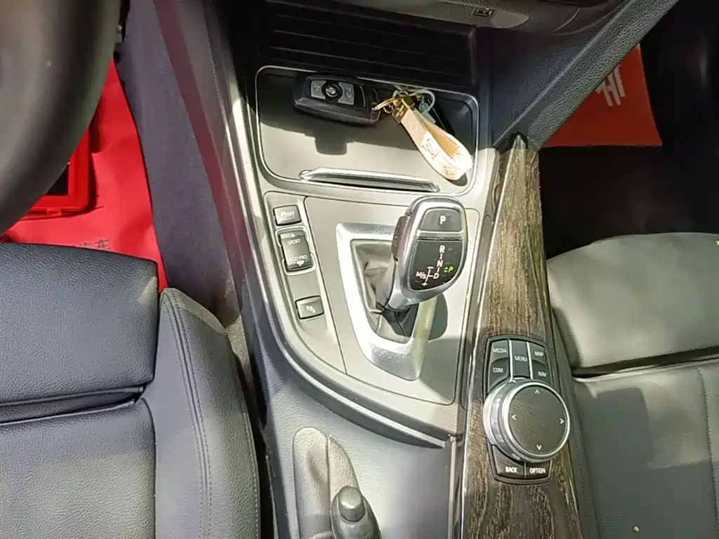 BMW 3 Series 2018 — фото 14