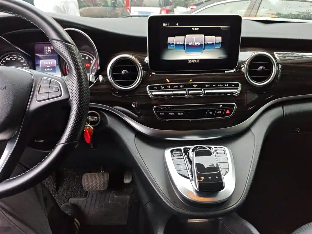 Mercedes-Benz V-Class 2019 — фото 14