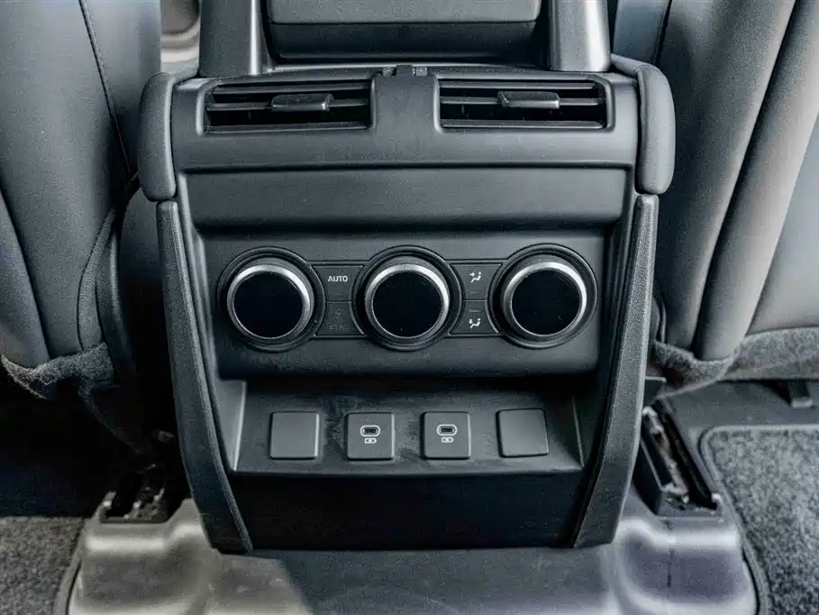 Land Rover Defender 2025 — фото 18