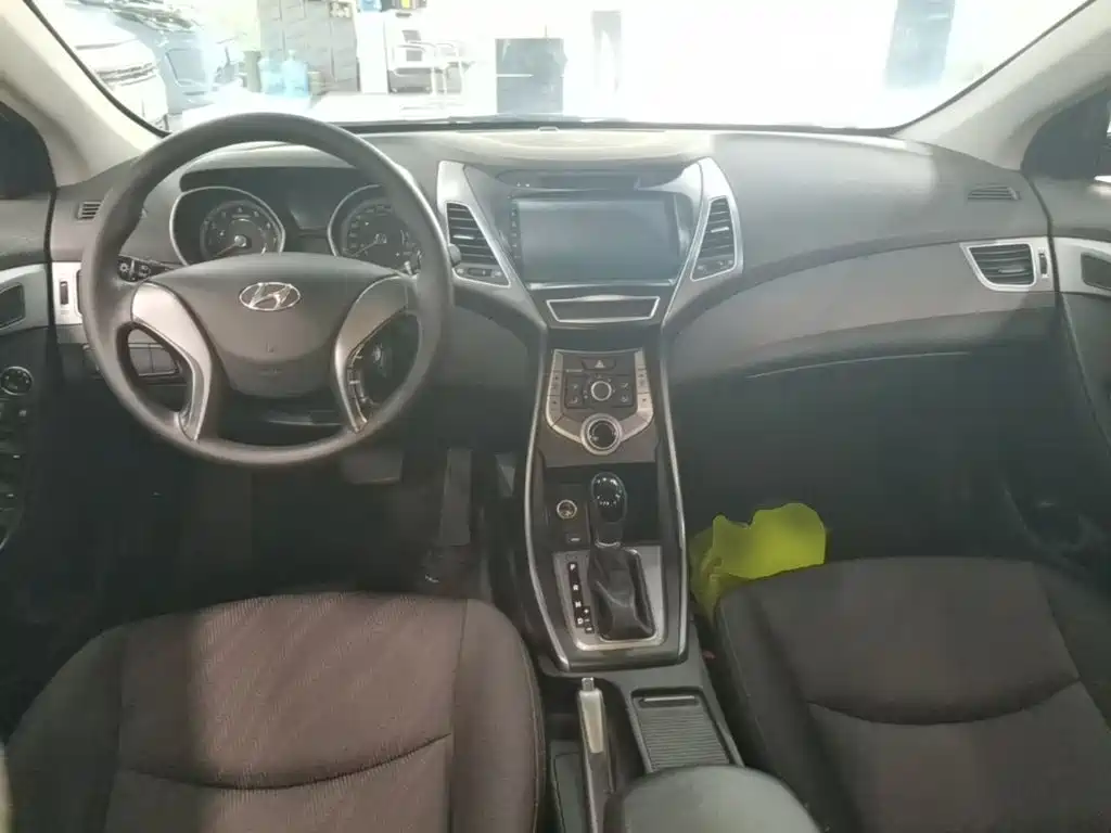 Hyundai Elantra 2017 — фото 10