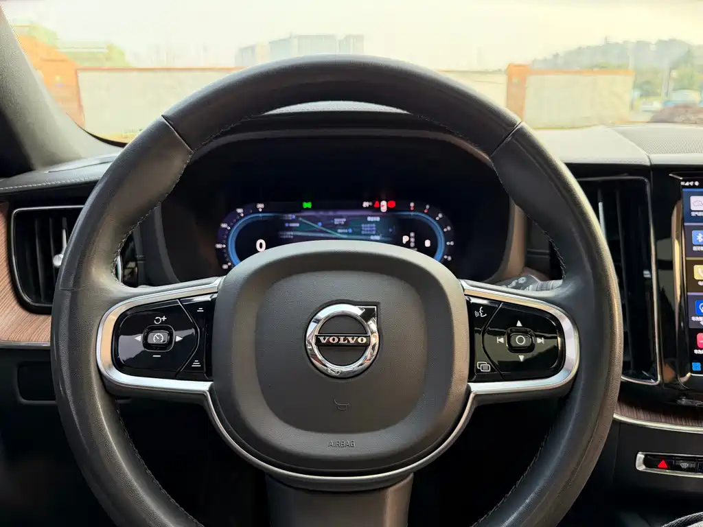 Volvo XC60 2023 — фото 15