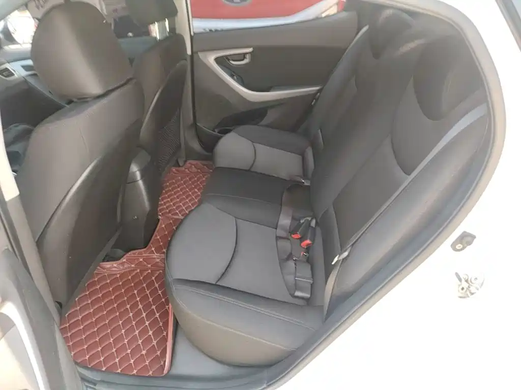 Hyundai Elantra 2016 — фото 17