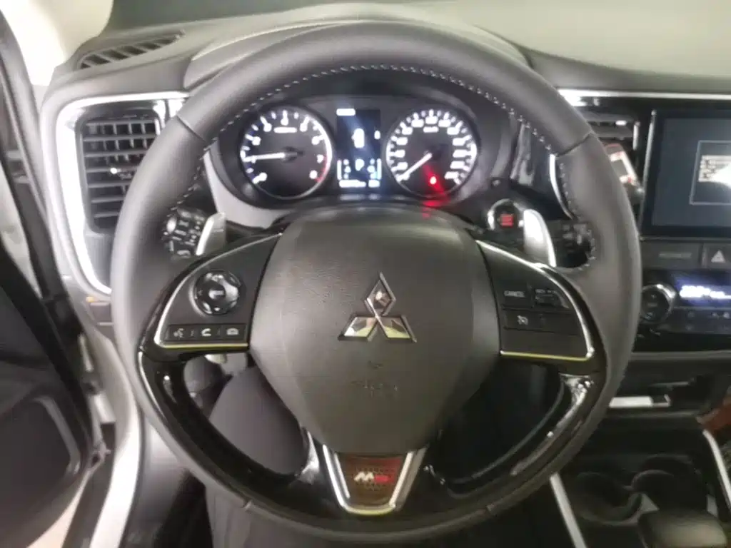 Mitsubishi Outlander 2020 — фото 11