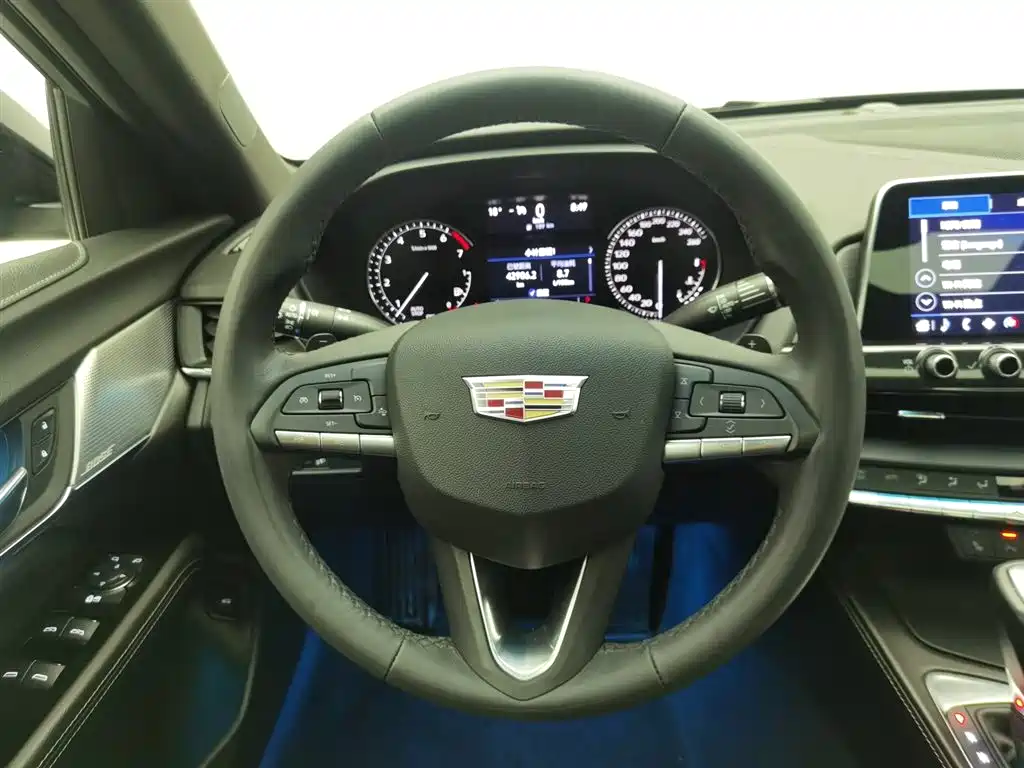 Cadillac CT4 2021 — фото 11
