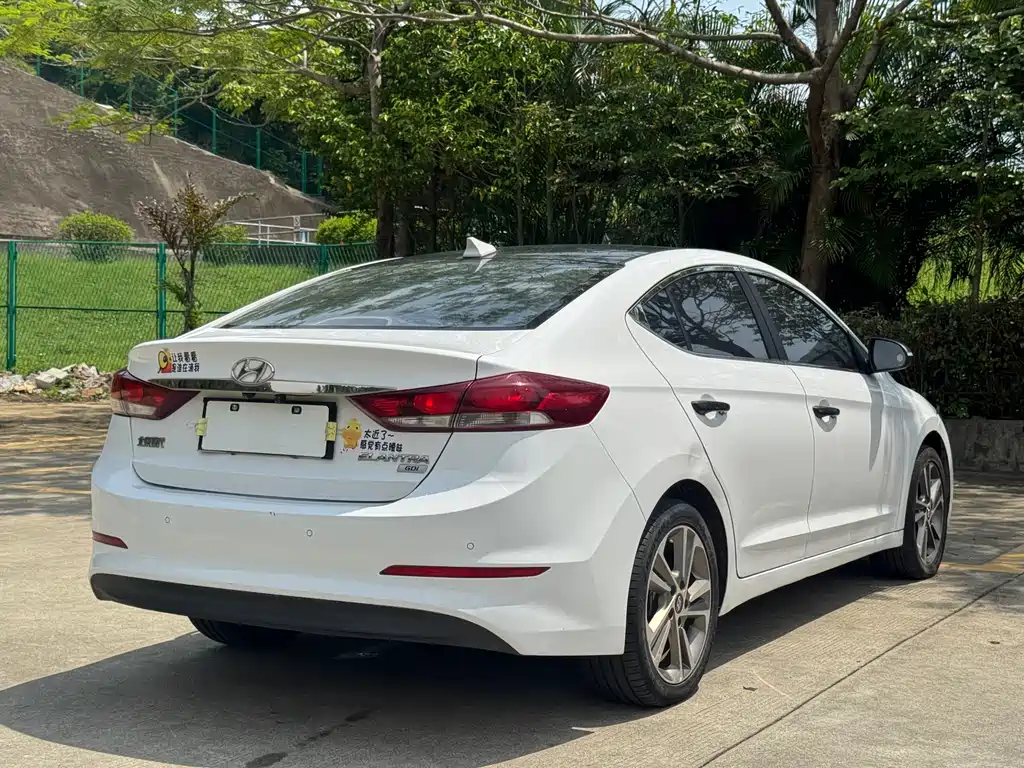 Hyundai Elantra 2016 — фото 18