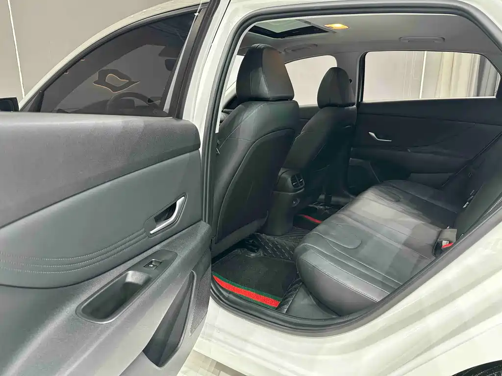 Hyundai Elantra 2023 — фото 17