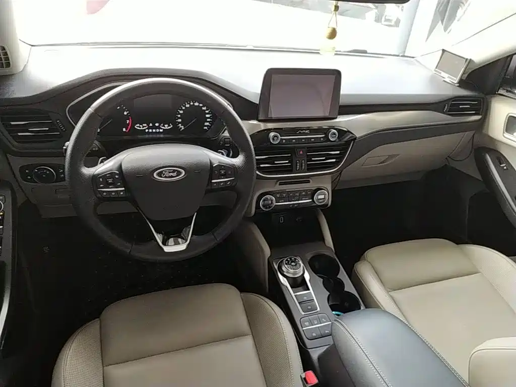 Ford Focus 2019 — фото 10