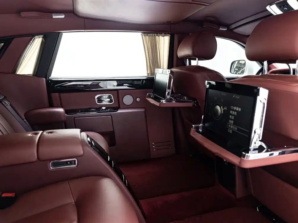 Rolls-Royce Phantom 2016 — фото 16