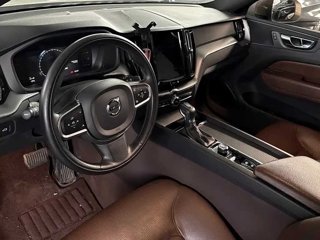 Volvo XC60 2020 — фото 11