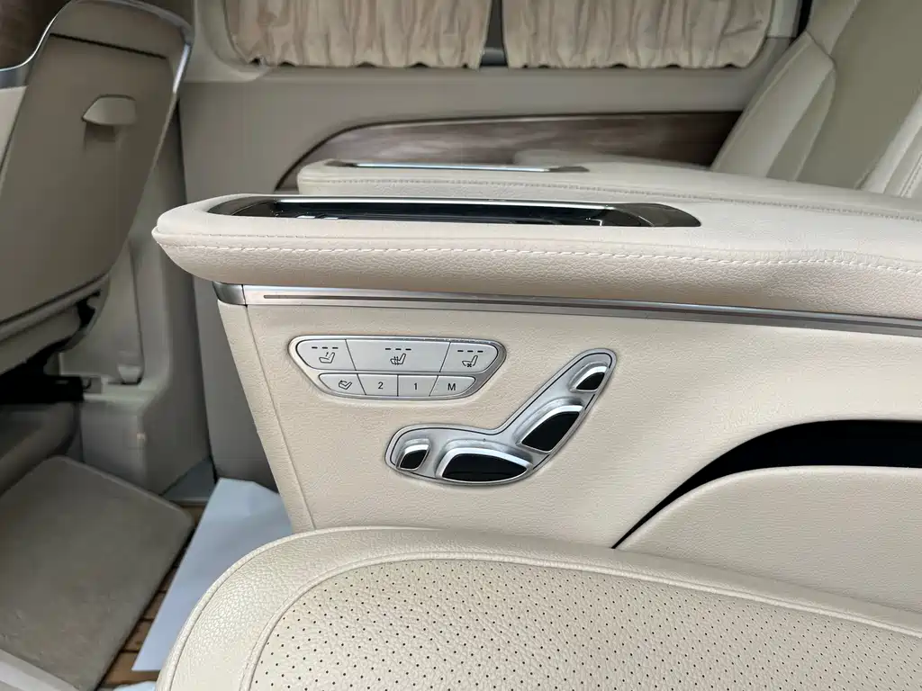 Mercedes-Benz V-Class 2020 — фото 16