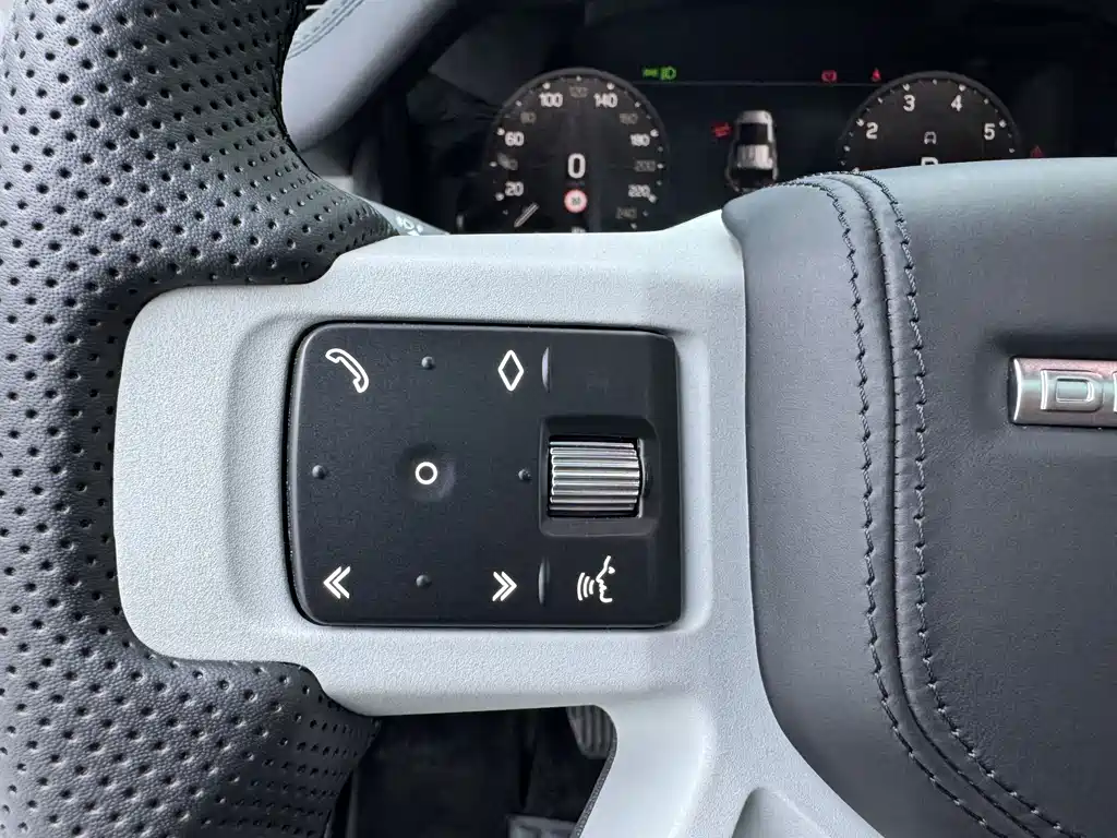 Land Rover Defender 2023 — фото 13