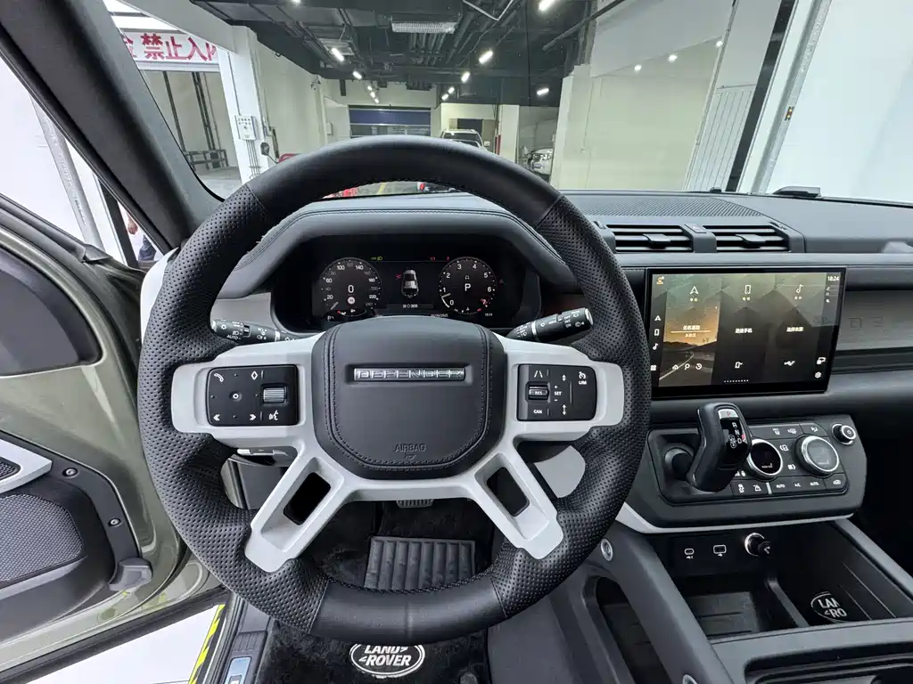 Land Rover Defender 2023 — фото 15