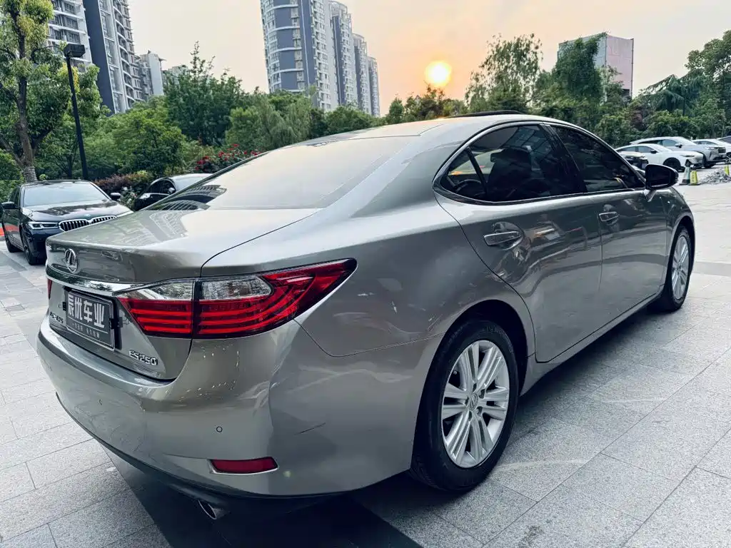 Lexus ES 2015 — фото 4