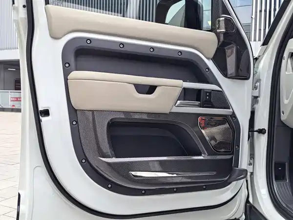 Land Rover Defender 2021