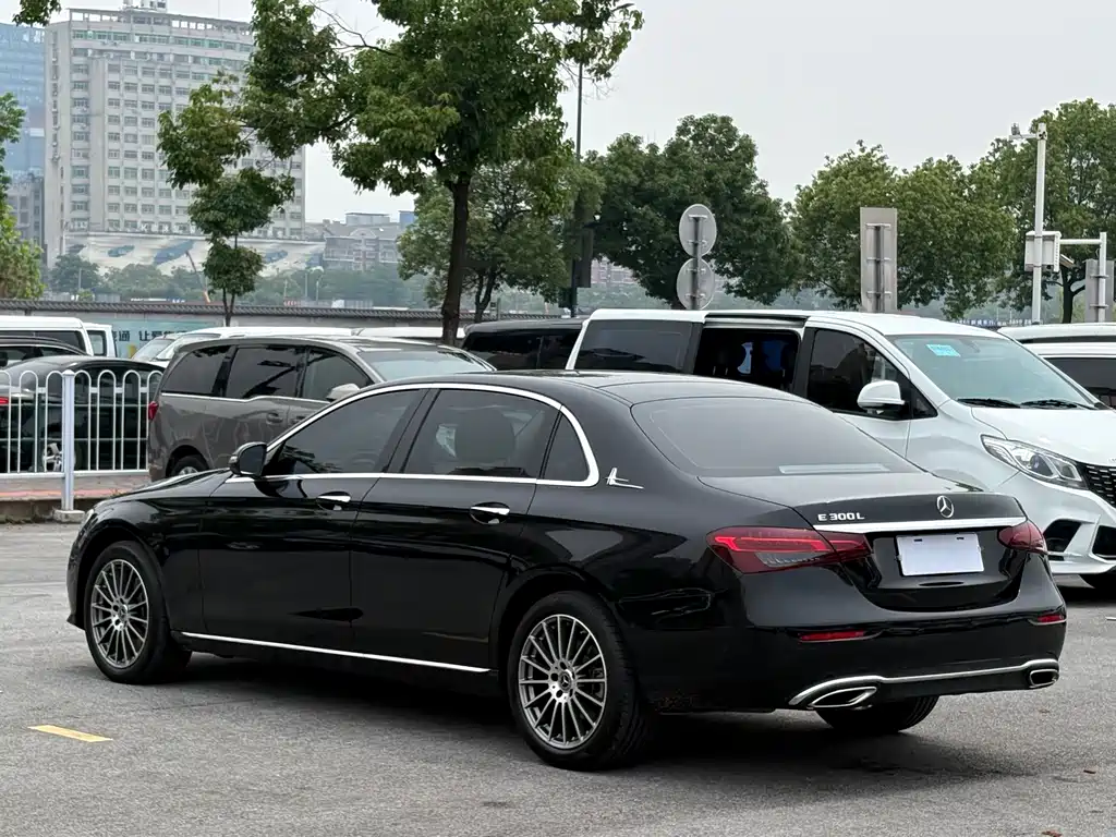 Mercedes-Benz E-Class 2023 — фото 9