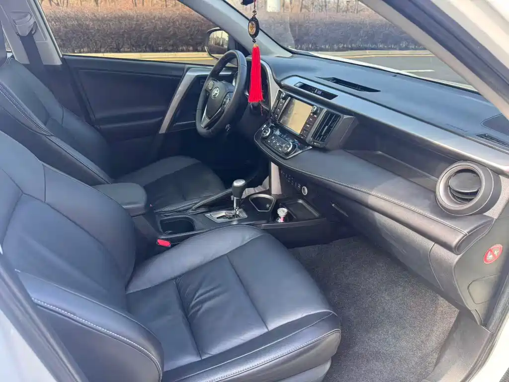 Toyota RAV4 2019 — фото 17