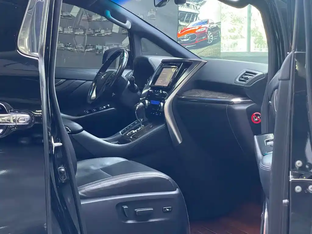 Toyota Alphard 2018 — фото 15