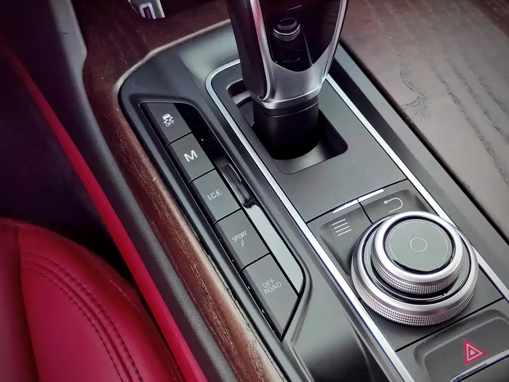 Maserati Levante 2017 — фото 21